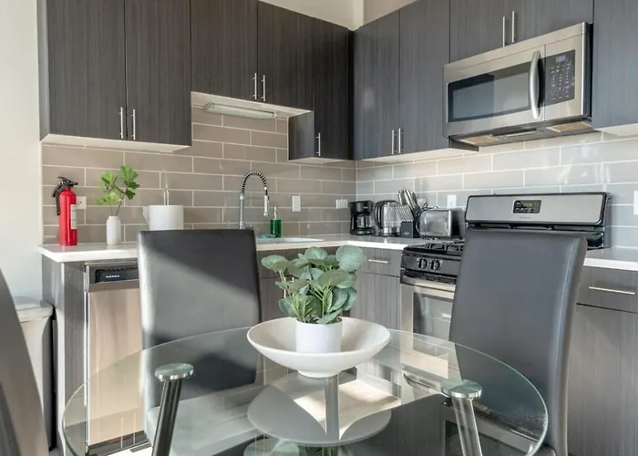 Mccormick Place Beautiful 2br With Optional Parking Sleeps Up To 8 Near Soldier Field, Grant Park And Lakefront Trail