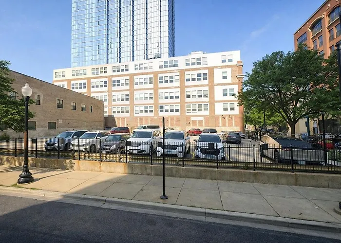 Mccormick Place Beautiful 2br With Optional Parking Sleeps Up To 8 Near Soldier Field, Grant Park And Lakefront Trail